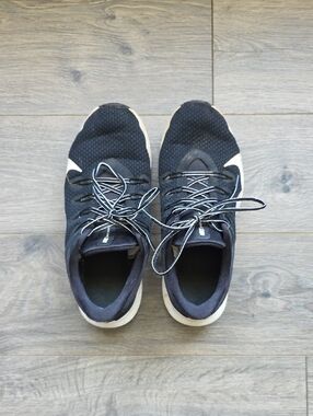 Nike Quest Black and White Women's Athletic Running Shoes {size 8.5}